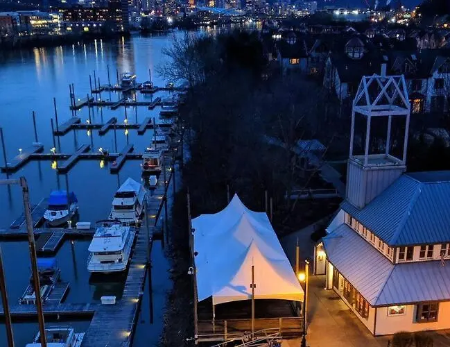 Charming, Washington's Landing Island Villa