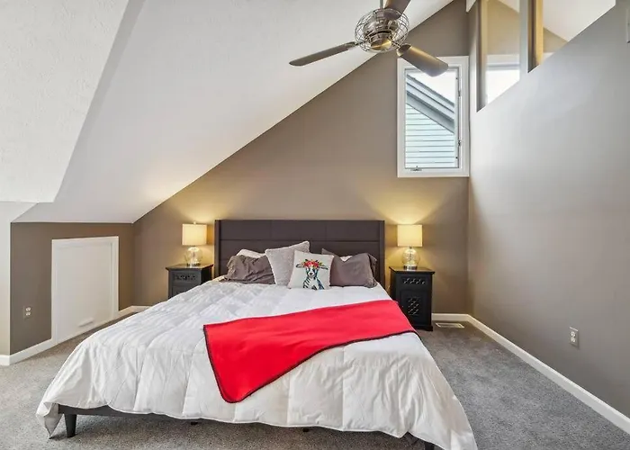 Villa Charming, Washington's Landing Island Pittsburgh
